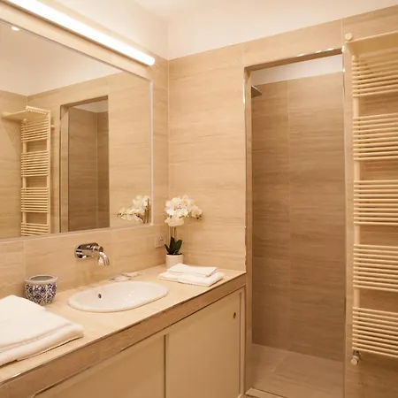 Charm & Elegance Off Via Veneto 2br, 2ba Róma