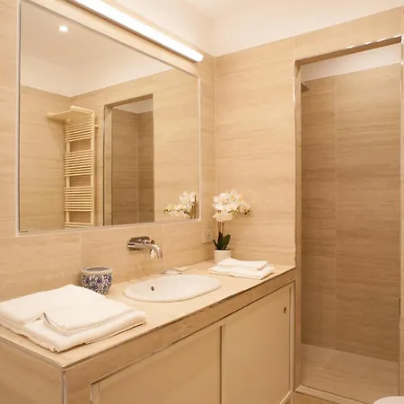 Charm & Elegance Off Via Veneto 2br, 2ba Apartment *