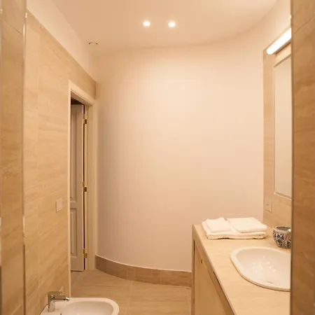 Apartment Charm & Elegance Off Via Veneto 2br, 2ba Rome