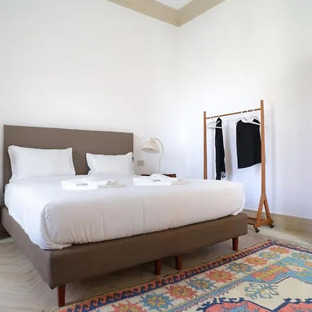 Charm & Elegance Off Via Veneto 2br, 2ba *