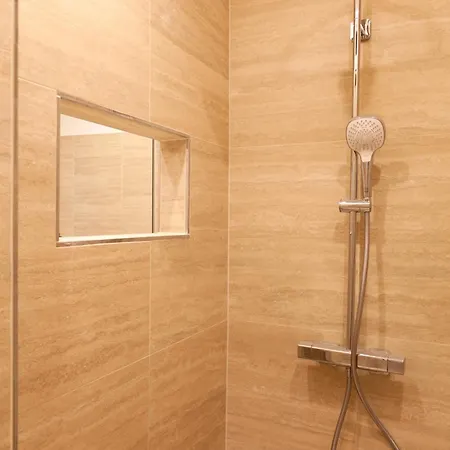 Charm & Elegance Off Via Veneto 2br, 2ba Róma
