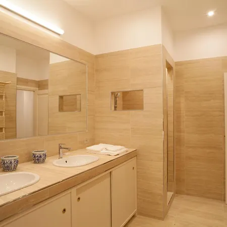 Apartman Charm & Elegance Off Via Veneto 2br, 2ba